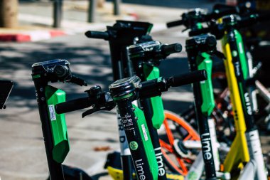 Tel Aviv İsrail 20 Şubat 2020 'de öğleden sonra Tel Aviv sokaklarında park etmiş elektrikli scooter görüntüsü