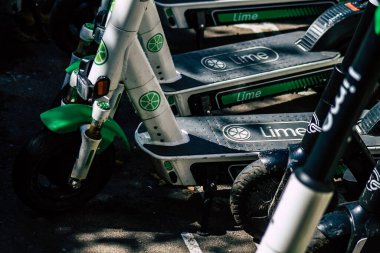 Tel Aviv İsrail 20 Şubat 2020 'de öğleden sonra Tel Aviv sokaklarında park etmiş elektrikli scooter görüntüsü