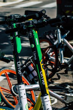 Tel Aviv İsrail 20 Şubat 2020 'de öğleden sonra Tel Aviv sokaklarında park etmiş elektrikli scooter görüntüsü
