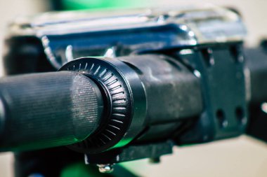 Tel Aviv İsrail 20 Şubat 2020 'de öğleden sonra Tel Aviv sokaklarında park etmiş elektrikli scooter görüntüsü