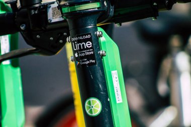 Tel Aviv İsrail 20 Şubat 2020 'de öğleden sonra Tel Aviv sokaklarında park etmiş elektrikli scooter görüntüsü