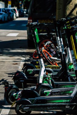 Tel Aviv İsrail 20 Şubat 2020 'de öğleden sonra Tel Aviv sokaklarında park etmiş elektrikli scooter görüntüsü
