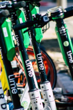 Tel Aviv İsrail 20 Şubat 2020 'de öğleden sonra Tel Aviv sokaklarında park etmiş elektrikli scooter görüntüsü