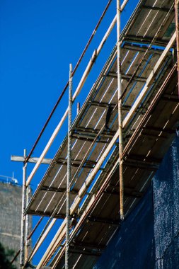 Tel Aviv İsrail 20 Şubat 2020 'de öğleden sonra Tel Aviv' in merkezinde yapım aşamasındaki yeni bir binanın görüntüsü