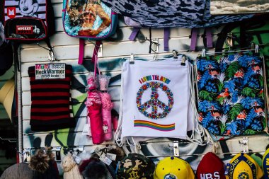 Tel Aviv İsrail, 20 Şubat 2020 'de Tel Aviv sokaklarında bir hediyelik eşya dükkanında satılan dekoratif eşyaların yakın çekimi.