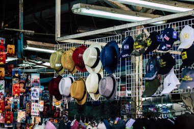 Tel Aviv İsrail, 20 Şubat 2020 'de Tel Aviv sokaklarında bir hediyelik eşya dükkanında satılan dekoratif eşyaların yakın çekimi.