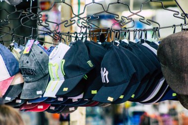 Tel Aviv İsrail, 20 Şubat 2020 'de Tel Aviv sokaklarında bir hediyelik eşya dükkanında satılan dekoratif eşyaların yakın çekimi.