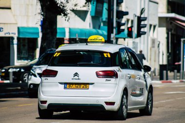 Tel Aviv İsrail 20 Şubat 2020 Güneşli bir kış gününde Tel Aviv sokaklarında gezen geleneksel İsrail taksisinin görüntüsü