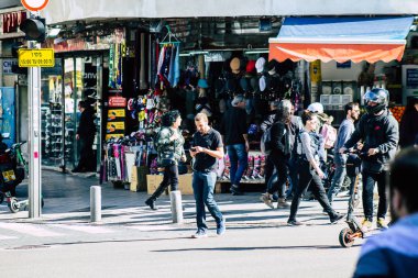 Tel Aviv İsrail 20 Şubat 2020 Güneşli bir kış gününde Tel Aviv sokaklarında yürüyen kimliği belirsiz insanların görüntüsü