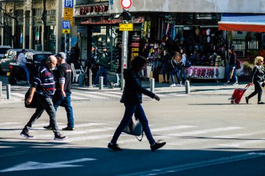 Tel Aviv İsrail 20 Şubat 2020 Güneşli bir kış gününde Tel Aviv sokaklarında yürüyen kimliği belirsiz insanların görüntüsü