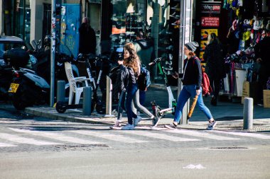 Tel Aviv İsrail 20 Şubat 2020 Güneşli bir kış gününde Tel Aviv sokaklarında yürüyen kimliği belirsiz insanların görüntüsü