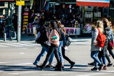 Tel Aviv İsrail 20 Şubat 2020 Güneşli bir kış gününde Tel Aviv sokaklarında yürüyen kimliği belirsiz insanların görüntüsü