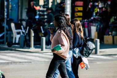 Tel Aviv İsrail 20 Şubat 2020 Güneşli bir kış gününde Tel Aviv sokaklarında yürüyen kimliği belirsiz insanların görüntüsü