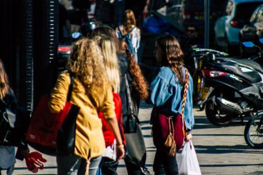 Tel Aviv İsrail 20 Şubat 2020 Güneşli bir kış gününde Tel Aviv sokaklarında yürüyen kimliği belirsiz insanların görüntüsü