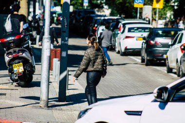 Tel Aviv İsrail 20 Şubat 2020 Güneşli bir kış gününde Tel Aviv sokaklarında yürüyen kimliği belirsiz insanların görüntüsü