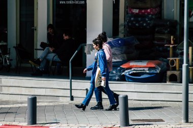 Tel Aviv İsrail 20 Şubat 2020 Güneşli bir kış gününde Tel Aviv sokaklarında yürüyen kimliği belirsiz insanların görüntüsü
