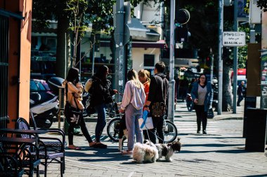 Tel Aviv İsrail 20 Şubat 2020 Güneşli bir kış gününde Tel Aviv sokaklarında yürüyen kimliği belirsiz insanların görüntüsü