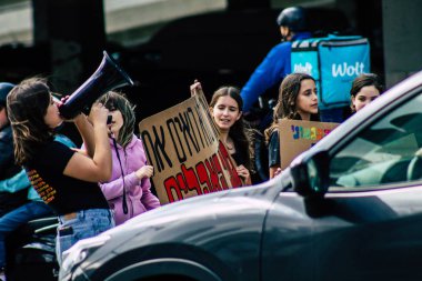 Tel Aviv İsrail 21 Şubat 2020 Tel Aviv belediye binası önünde küresel ısınmaya karşı gösteri yapan ve Greta Thunberg 'i destekleyen kimliği belirsiz İsrailli gençlerin görüntüsü
