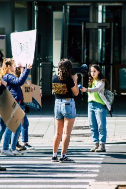 Tel Aviv İsrail 21 Şubat 2020 Tel Aviv belediye binası önünde küresel ısınmaya karşı gösteri yapan ve Greta Thunberg 'i destekleyen kimliği belirsiz İsrailli gençlerin görüntüsü