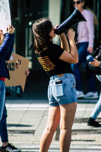 以色列特拉维夫2020年2月21日在特拉维夫市政厅前抗议全球变暖并支持Greta Thunberg的身份不明的以色列青少年观 — 图库照片
