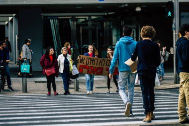 Tel Aviv İsrail 21 Şubat 2020 Tel Aviv belediye binası önünde küresel ısınmaya karşı gösteri yapan ve Greta Thunberg 'i destekleyen kimliği belirsiz İsrailli gençlerin görüntüsü