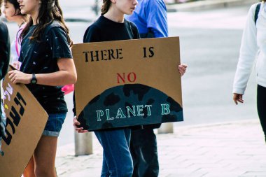 Tel Aviv İsrail 21 Şubat 2020 Tel Aviv belediye binası önünde küresel ısınmaya karşı gösteri yapan ve Greta Thunberg 'i destekleyen kimliği belirsiz İsrailli gençlerin görüntüsü