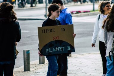 Tel Aviv İsrail 21 Şubat 2020 Tel Aviv belediye binası önünde küresel ısınmaya karşı gösteri yapan ve Greta Thunberg 'i destekleyen kimliği belirsiz İsrailli gençlerin görüntüsü