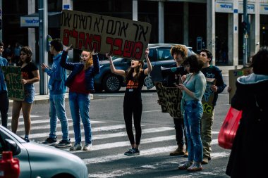 Tel Aviv İsrail 21 Şubat 2020 Tel Aviv belediye binası önünde küresel ısınmaya karşı gösteri yapan ve Greta Thunberg 'i destekleyen kimliği belirsiz İsrailli gençlerin görüntüsü