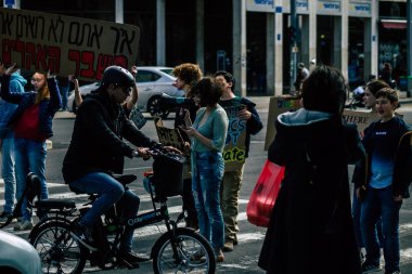 Tel Aviv İsrail 21 Şubat 2020 Tel Aviv belediye binası önünde küresel ısınmaya karşı gösteri yapan ve Greta Thunberg 'i destekleyen kimliği belirsiz İsrailli gençlerin görüntüsü