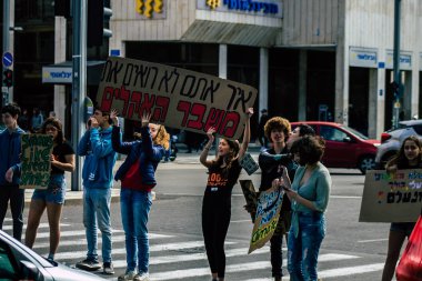 Tel Aviv İsrail 21 Şubat 2020 Tel Aviv belediye binası önünde küresel ısınmaya karşı gösteri yapan ve Greta Thunberg 'i destekleyen kimliği belirsiz İsrailli gençlerin görüntüsü