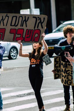Tel Aviv İsrail 21 Şubat 2020 Tel Aviv belediye binası önünde küresel ısınmaya karşı gösteri yapan ve Greta Thunberg 'i destekleyen kimliği belirsiz İsrailli gençlerin görüntüsü