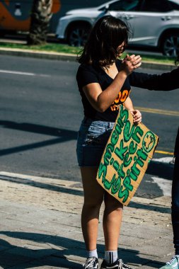 Tel Aviv İsrail 21 Şubat 2020 Tel Aviv belediye binası önünde küresel ısınmaya karşı gösteri yapan ve Greta Thunberg 'i destekleyen kimliği belirsiz İsrailli gençlerin görüntüsü