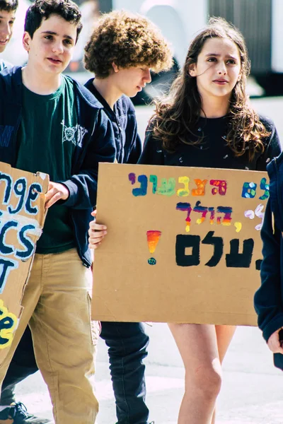以色列特拉维夫2020年2月21日在特拉维夫市政厅前抗议全球变暖并支持Greta Thunberg的身份不明的以色列青少年观 — 图库照片