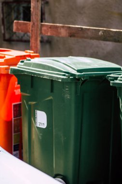 Tel Aviv İsrail 21 Şubat 2020 'de öğleden sonra Tel Aviv sokaklarında bir çöp konteynırının kapatılması