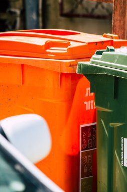 Tel Aviv İsrail 21 Şubat 2020 'de öğleden sonra Tel Aviv sokaklarında bir çöp konteynırının kapatılması