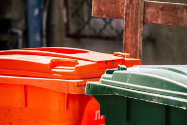 Tel Aviv İsrail 21 Şubat 2020 'de öğleden sonra Tel Aviv sokaklarında bir çöp konteynırının kapatılması