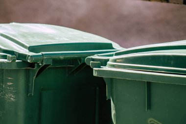 Tel Aviv İsrail 21 Şubat 2020 'de öğleden sonra Tel Aviv sokaklarında bir çöp konteynırının kapatılması