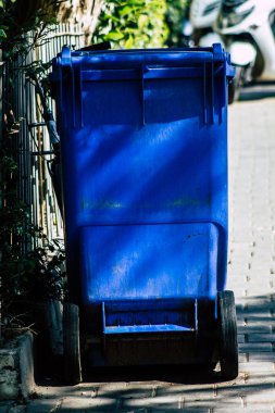 Tel Aviv İsrail 21 Şubat 2020 'de öğleden sonra Tel Aviv sokaklarında bir çöp konteynırının kapatılması