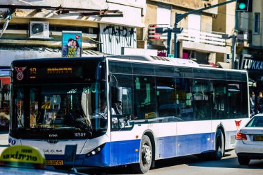 Tel Aviv İsrail 21 Şubat 2020, öğleden sonra Tel Aviv sokaklarında gezen geleneksel bir İsrail halk otobüsünün görüntüsü