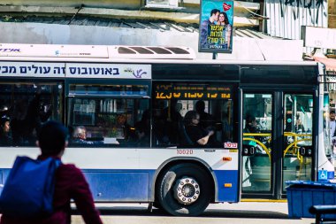 Tel Aviv İsrail 21 Şubat 2020, öğleden sonra Tel Aviv sokaklarında gezen geleneksel bir İsrail halk otobüsünün görüntüsü