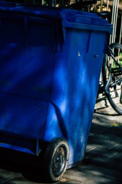 Tel Aviv İsrail 21 Şubat 2020 'de öğleden sonra Tel Aviv sokaklarında bir çöp konteynırının kapatılması