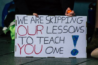 Tel Aviv İsrail 21 Şubat 2020 Tel Aviv belediye binası önünde küresel ısınmaya karşı gösteri yapan ve Greta Thunberg 'i destekleyen kimliği belirsiz İsrailli gençlerin görüntüsü