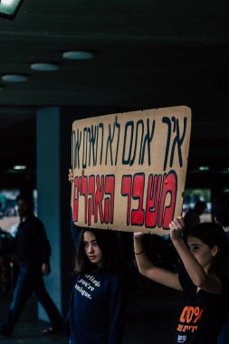Tel Aviv İsrail 21 Şubat 2020 Tel Aviv belediye binası önünde küresel ısınmaya karşı gösteri yapan ve Greta Thunberg 'i destekleyen kimliği belirsiz İsrailli gençlerin görüntüsü