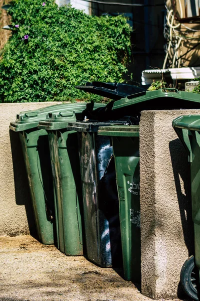 Tel Aviv İsrail 21 Şubat 2020 'de öğleden sonra Tel Aviv sokaklarında bir çöp konteynırının kapatılması