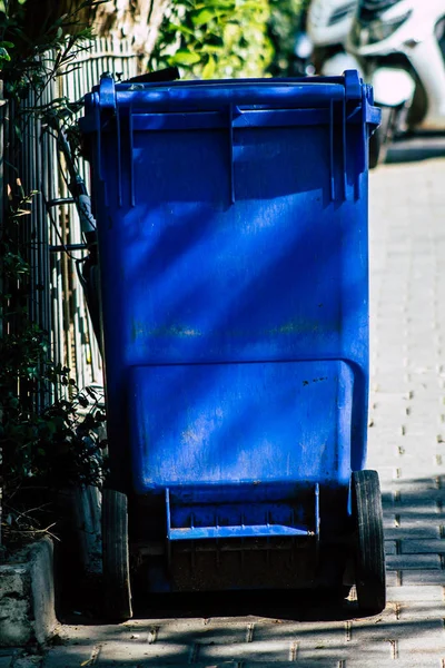 Tel Aviv İsrail 21 Şubat 2020 'de öğleden sonra Tel Aviv sokaklarında bir çöp konteynırının kapatılması