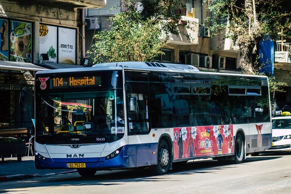 Tel Aviv İsrail 21 Şubat 2020, öğleden sonra Tel Aviv sokaklarında gezen geleneksel bir İsrail halk otobüsünün görüntüsü
