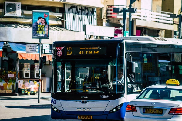Tel Aviv İsrail 21 Şubat 2020, öğleden sonra Tel Aviv sokaklarında gezen geleneksel bir İsrail halk otobüsünün görüntüsü