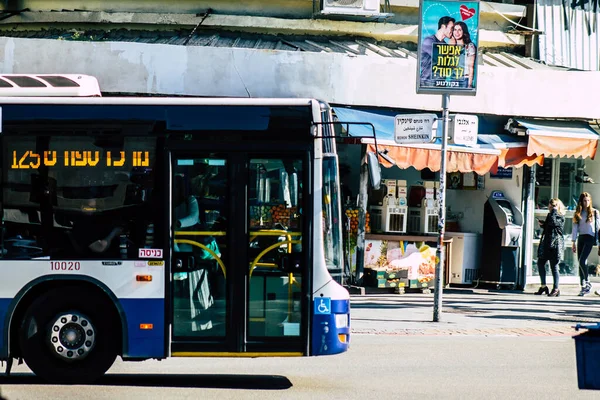 Tel Aviv İsrail 21 Şubat 2020, öğleden sonra Tel Aviv sokaklarında gezen geleneksel bir İsrail halk otobüsünün görüntüsü