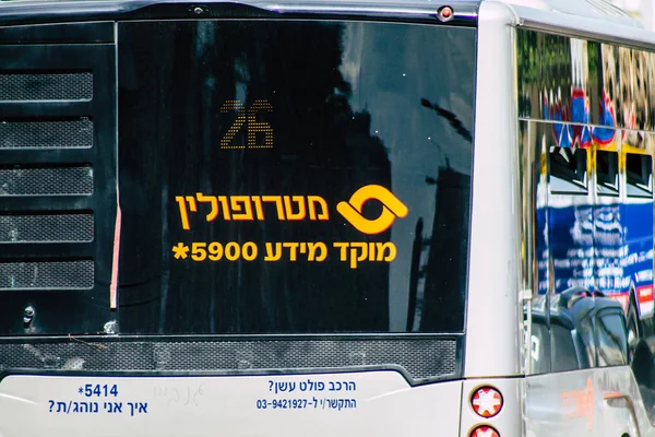 Tel Aviv İsrail 21 Şubat 2020, öğleden sonra Tel Aviv sokaklarında gezen geleneksel bir İsrail halk otobüsünün görüntüsü