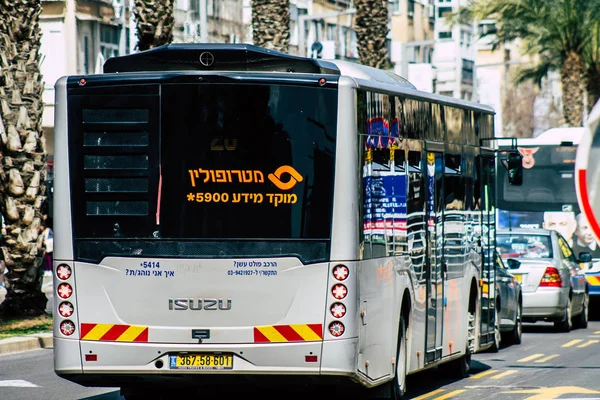 Tel Aviv İsrail 21 Şubat 2020, öğleden sonra Tel Aviv sokaklarında gezen geleneksel bir İsrail halk otobüsünün görüntüsü